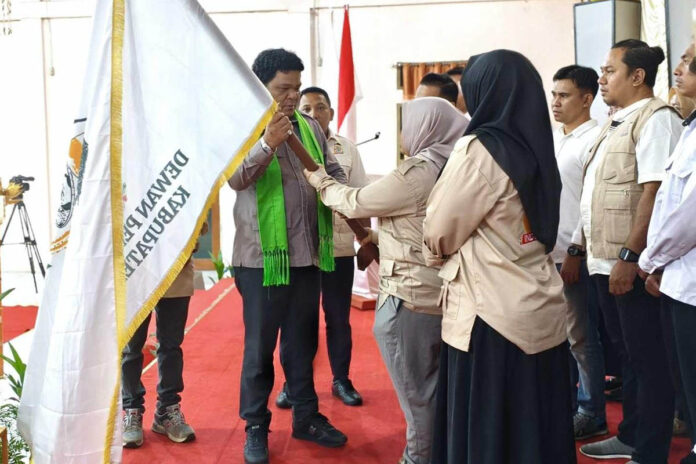 Ketum Umum DPN Tani Merdeka Indonesia Don Muzakir menyerahkan pataka ke Ayuni Nur Siami Ketua DPD Tani Merdeka Indonesia Kabupaten Boalemo.