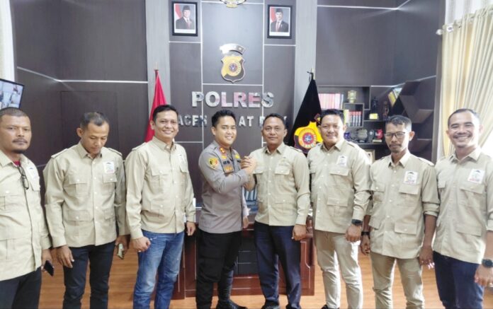 Ketua DPD Tani Merdeka Indonesia Abdya Zulfan Awenk salam komando dengan Kapolres Abdya AKBP Ade Gita Rachmadi