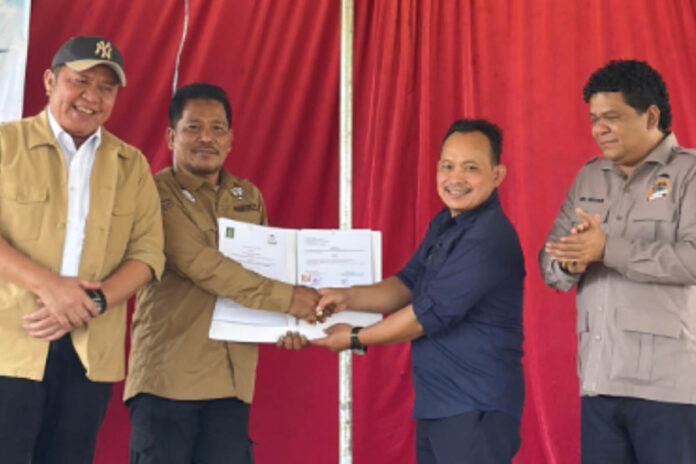Gubernur Sumatera Selatan Herman Deru dan Ketua Umum DPN Tani Merdeka Indonesia Don Muzakir menyaksikan penyerahan kerja sama antara Universitas Nurul Huda dengan DPW Tani Merdeka Indonesia Provinsi Sumatera Selatan