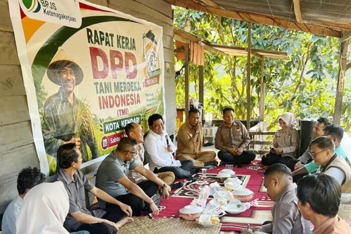 Pertemuan Dengan Petani Don Muzakir Ketua Umum DPN Tani Merdeka Indonesia bertemu dengan kelompok tani nangah-nangah, Kendari, Sulawesi Tenggara.