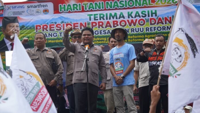 Don Muzakir_Ketua Umum DPN Tani Merdeka Indonesia Don Muzakir Ketua Umum DPN Tani Merdeka Indonesi sedang orasi kebangsaan hari tani nasional.
