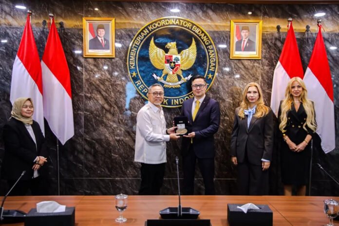 Pasar Pangan Menteri Koordinator Bidang Pangan Zulkifli Hasan bertukar cenderamata dengan Wakil Perdana Menteri sekaligus Menteri Ekonomi, Investasi, dan Industri Bulgaria Alexander Poulev