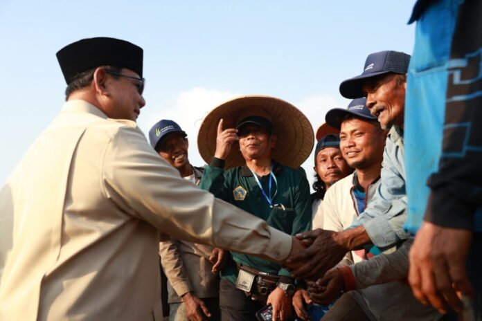 Presiden Prabowo bersama Petani Presiden Prabowo Subianto bersama dengan petani di Malang, Jawa Timur.